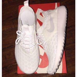 WOMEN'S NIKE JUVENATE SIZE 7