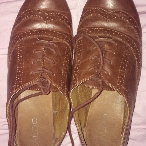 Brown Oxford shoes
