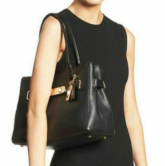 SWAGGER CARRYALL IN PEBBLE LEATHER