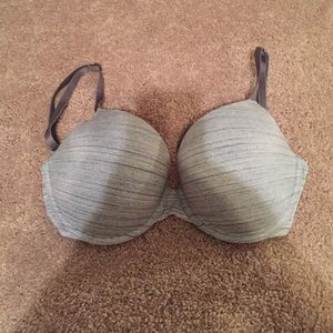 A 32DDD Victora's Secret push up bra