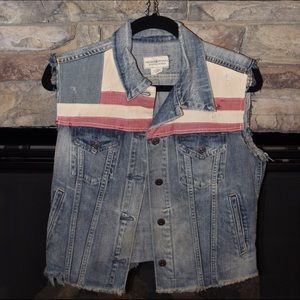 Jean vest never worn tag ripped when tried on
