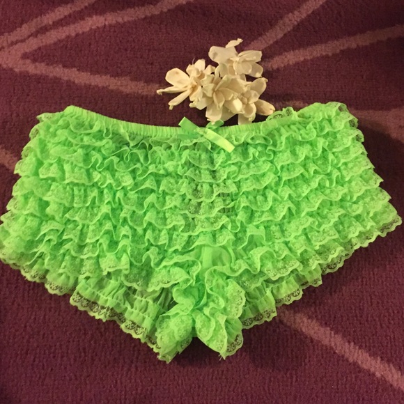 Lace ruffle booty shorts! Perfect for raves-EDC.