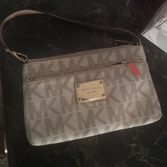 Micheal Kors Jet Setter Wristlet Large