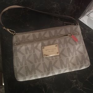 Micheal Kors Jet Setter Wristlet Large