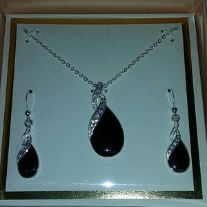 A jewelry set neclace and earings