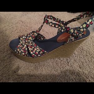 Floral print wedges