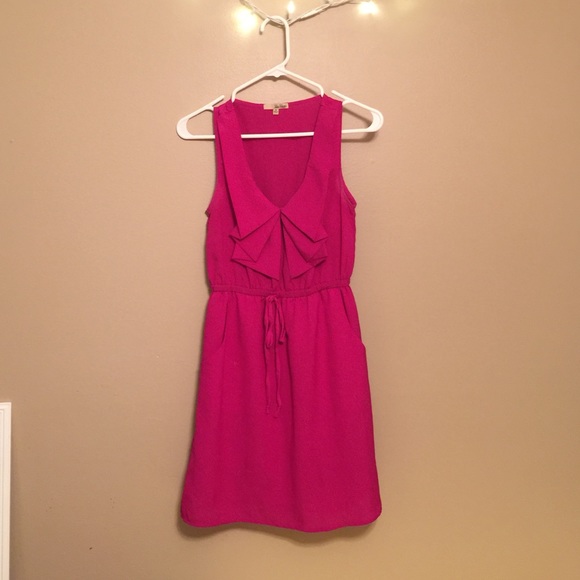 Knee-length sleeveless dress