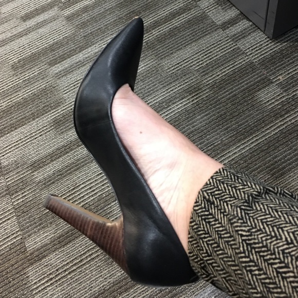 Beautiful black Vince Camuto pump!