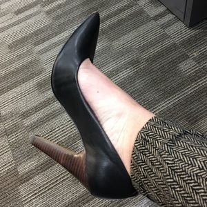 Beautiful black Vince Camuto pump!