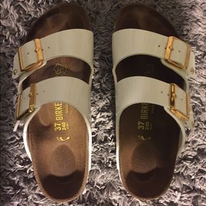 ❗️SOLD❗️ Like new white and gold BIRKENSTOCKS