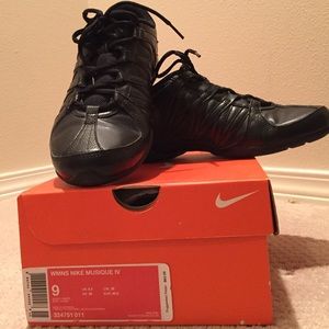 Nike women's Musique IV shoes--black