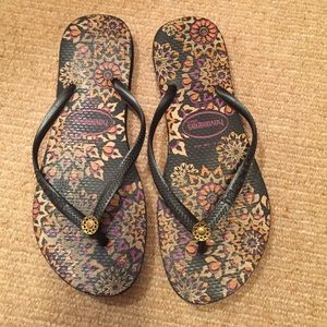 Super cute Havaianas black flip flops