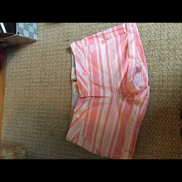 NEVER BEEN WORN BEFOFE SHORTS