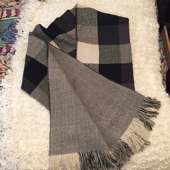 Black and gray scarf