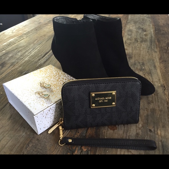 Michael Kors Handbags - Black and Gold-plated Michael Kors Wristlet