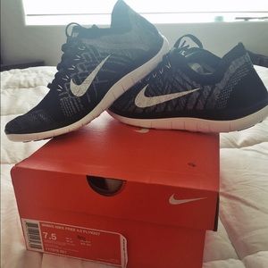 NWT: NIKE FLYKNIT 4.0 - brand new/never worn 👟