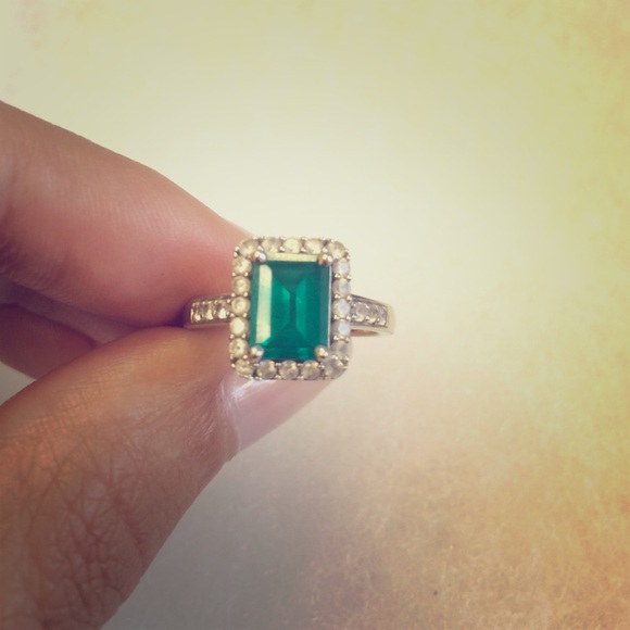 Square emerald ring in 14k white gold