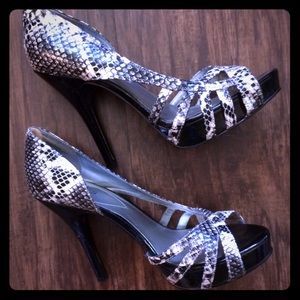 Guess Shona Size 9.5M Synthetic Snakeskin Heels