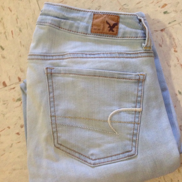 Light Wash American Eagle Jeans