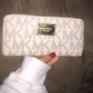 MICHAEL KORS WALLET.