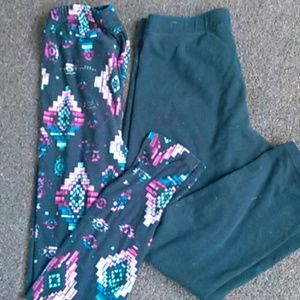 A 2 set bundle of leggings