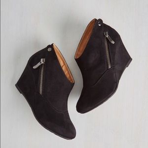 Black wedges