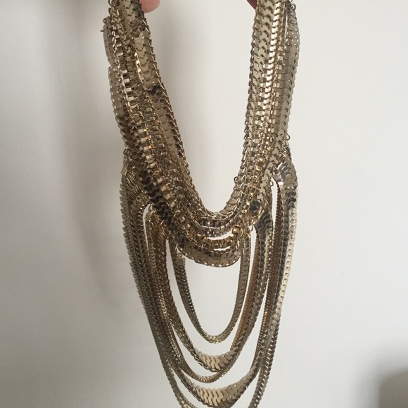 Gold chains statement necklace - Picture 2 of 3