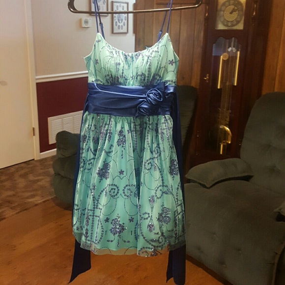 Semi formal dress!!!! - Picture 1 of 4