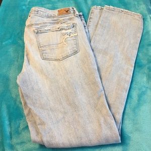 Lite wash skinny jeans with fashion holes