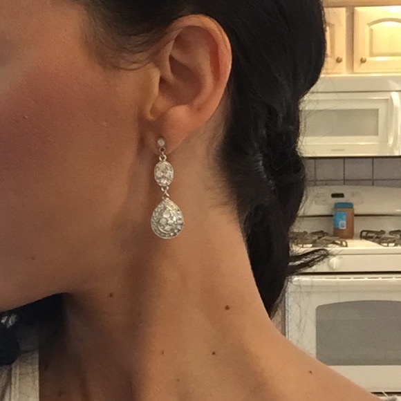 Beautiful dangling earring worn once