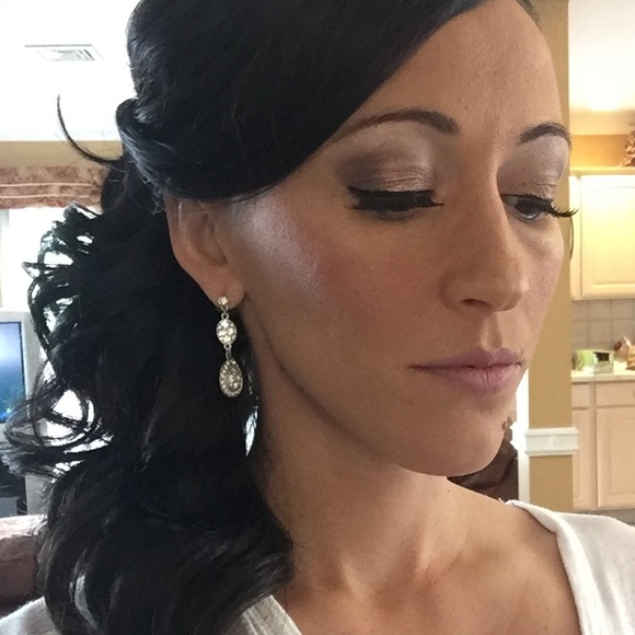 Beautiful dangling earring worn once - Picture 2 of 2