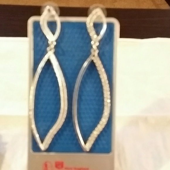 Earings - Picture 2 of 3