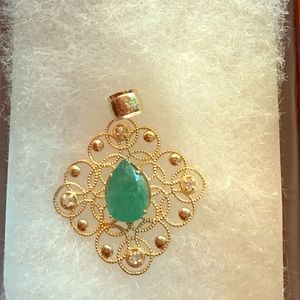 Emerald 4.05 cts pear shaped pendant 14k Gold.