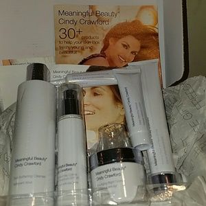 Cindy Crawford Meaningful Beauty kit