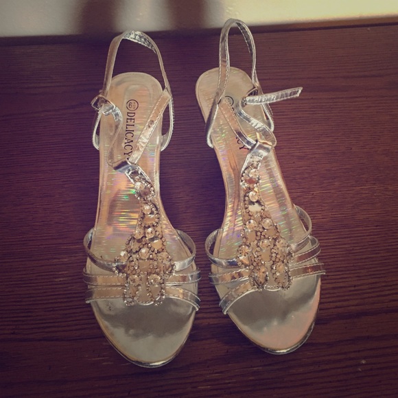 Beautiful Sparkly Beaded Silver Shoe. Size 6.5. - Picture 1 of 4