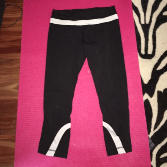 🎀LULULEMON B&W Running Crop🎀