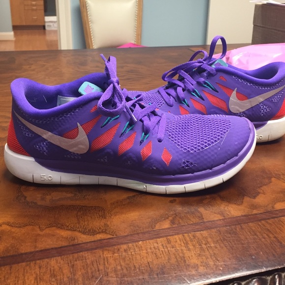Women Nike shoes Size 6