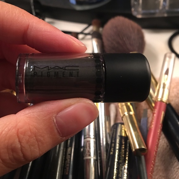 Mac pigment eyeshadow in dark soul