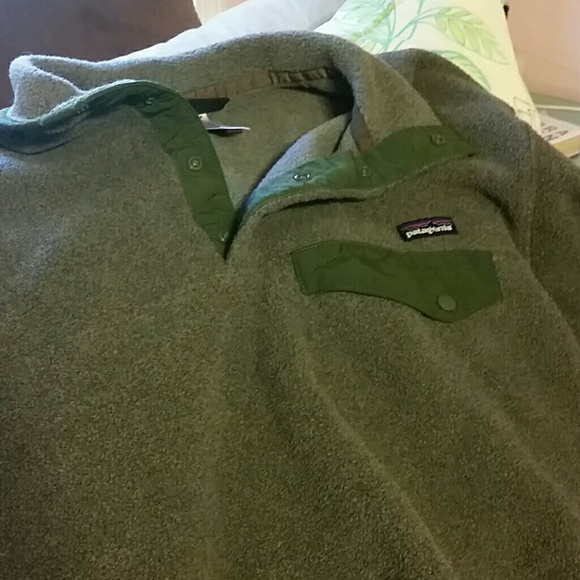 Patagonia grey fleece with green accents