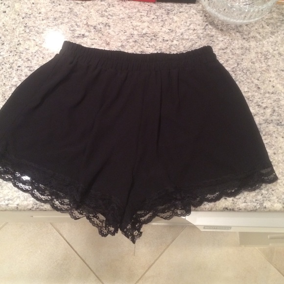 🔴Black shorts with lace trim on bottom - Picture 4 of 4