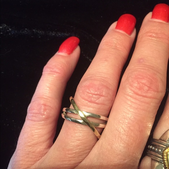 Crisscross ring