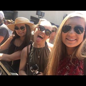 Meet your Posher, Caroline