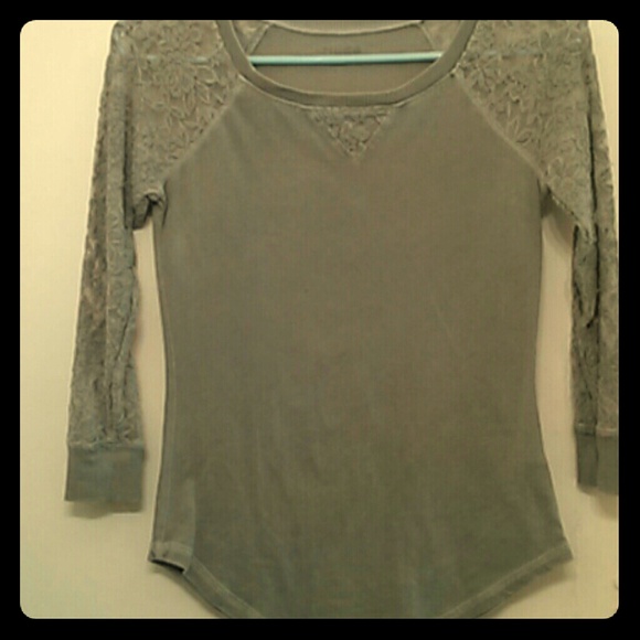 Lace qaurter sleeved top.