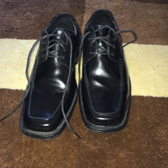 Boys dress shoes - practically new (no box)