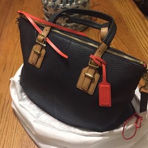 NWOT Coach navy pebble leather bag beautiful