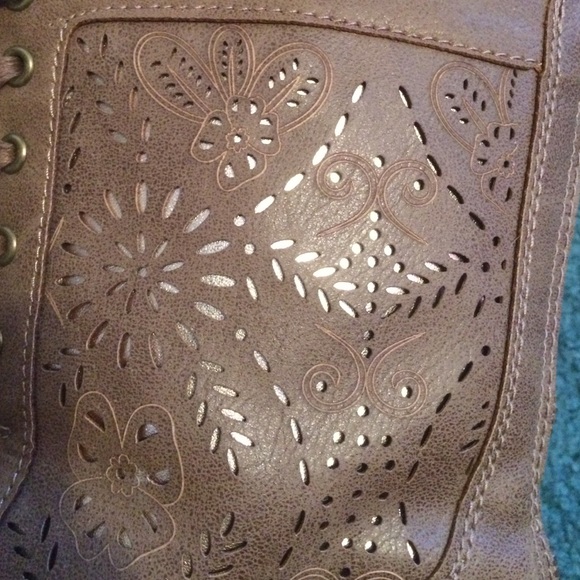 Like-new Brown and Gold Combats - Picture 2 of 4