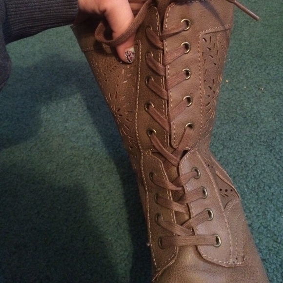Like-new Brown and Gold Combats - Picture 3 of 4