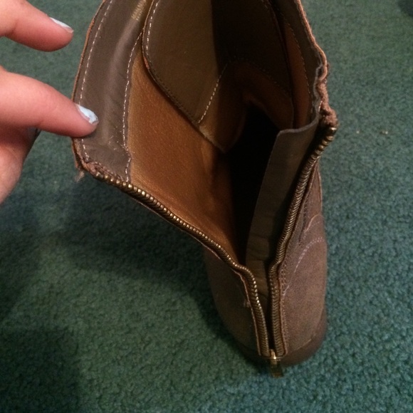 Like-new Brown and Gold Combats - Picture 4 of 4
