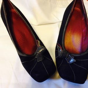 Black bowed kitten heels