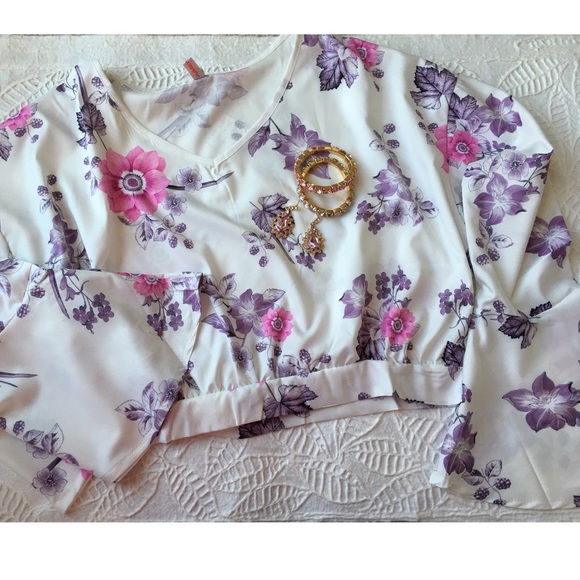 🆕Bell Sleeve Crop Top - Picture 2 of 4